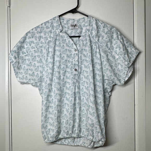 Tropic of Linen Tops - Tropic of Linen White Light Blue Mother of Pearl Button Front Cropped Top Size 6